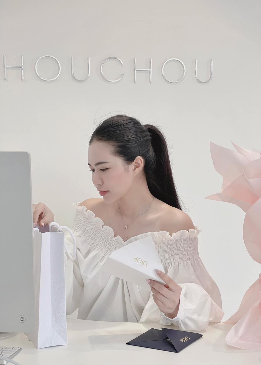 Áo cổ V nhún thun form rộng oversize