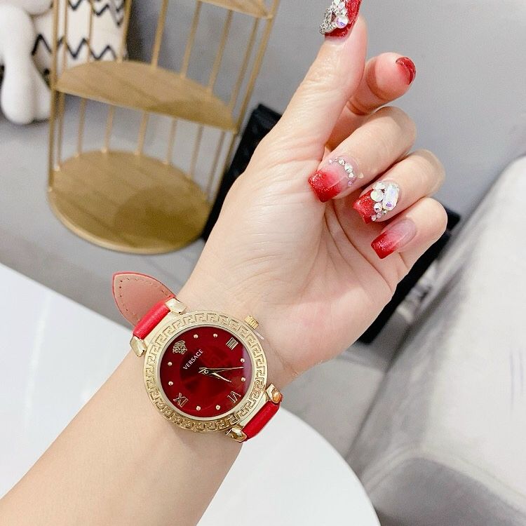 Đồng hồ versace nữ dây da sang trọng size 32 mm , dành cho quý bà . Đồng hồ nữ sang trọng