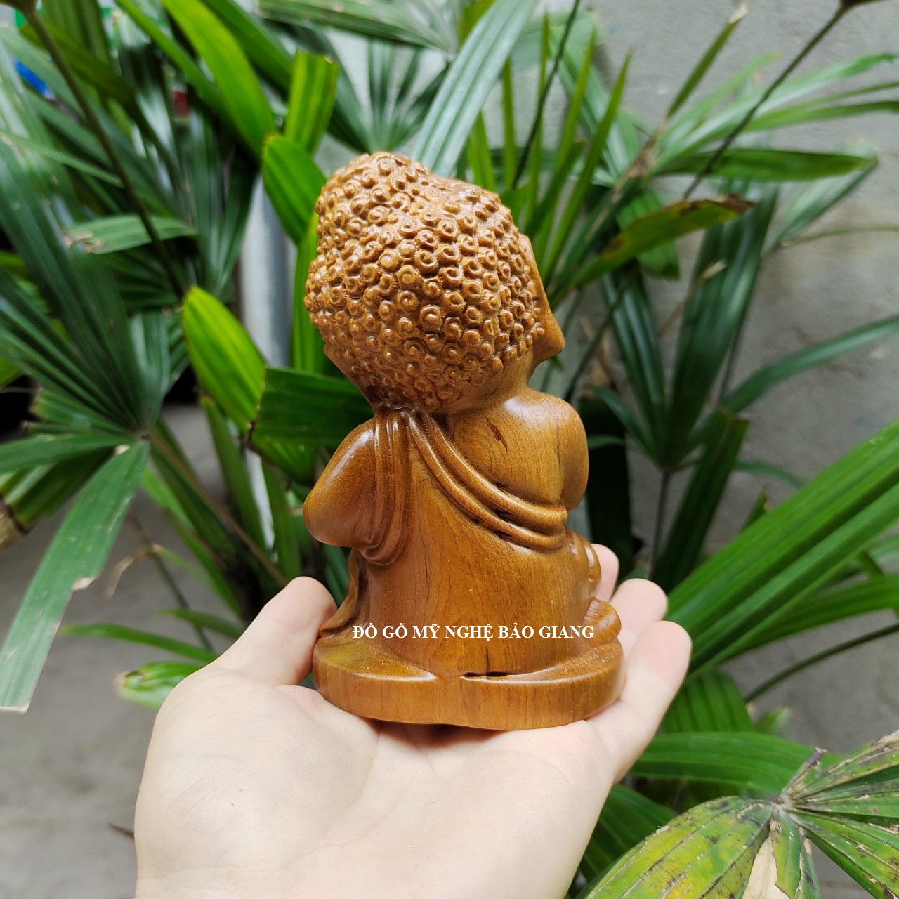 Tượng chú tiểu gỗ bách xanh có mùi thơm