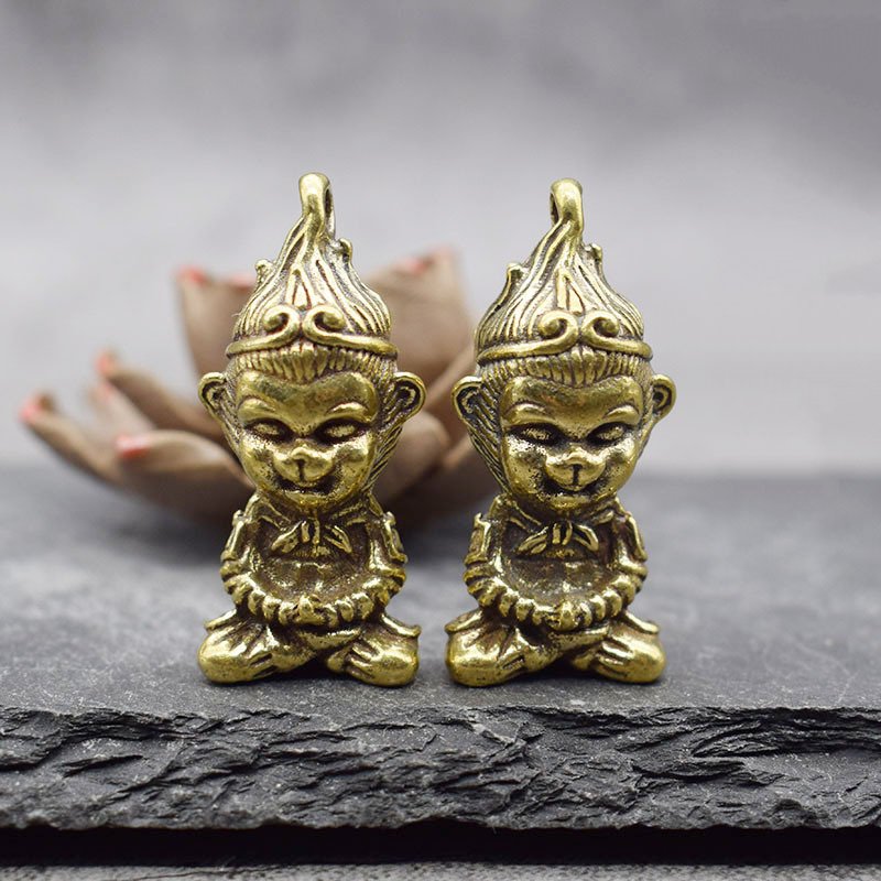 Tượng Nhỏ Phong Thủy Bằng Đồng Kiểu Dáng Hình Tôn Ngộ Không  (Kích Thước: 3.4cm x 1.6cm)