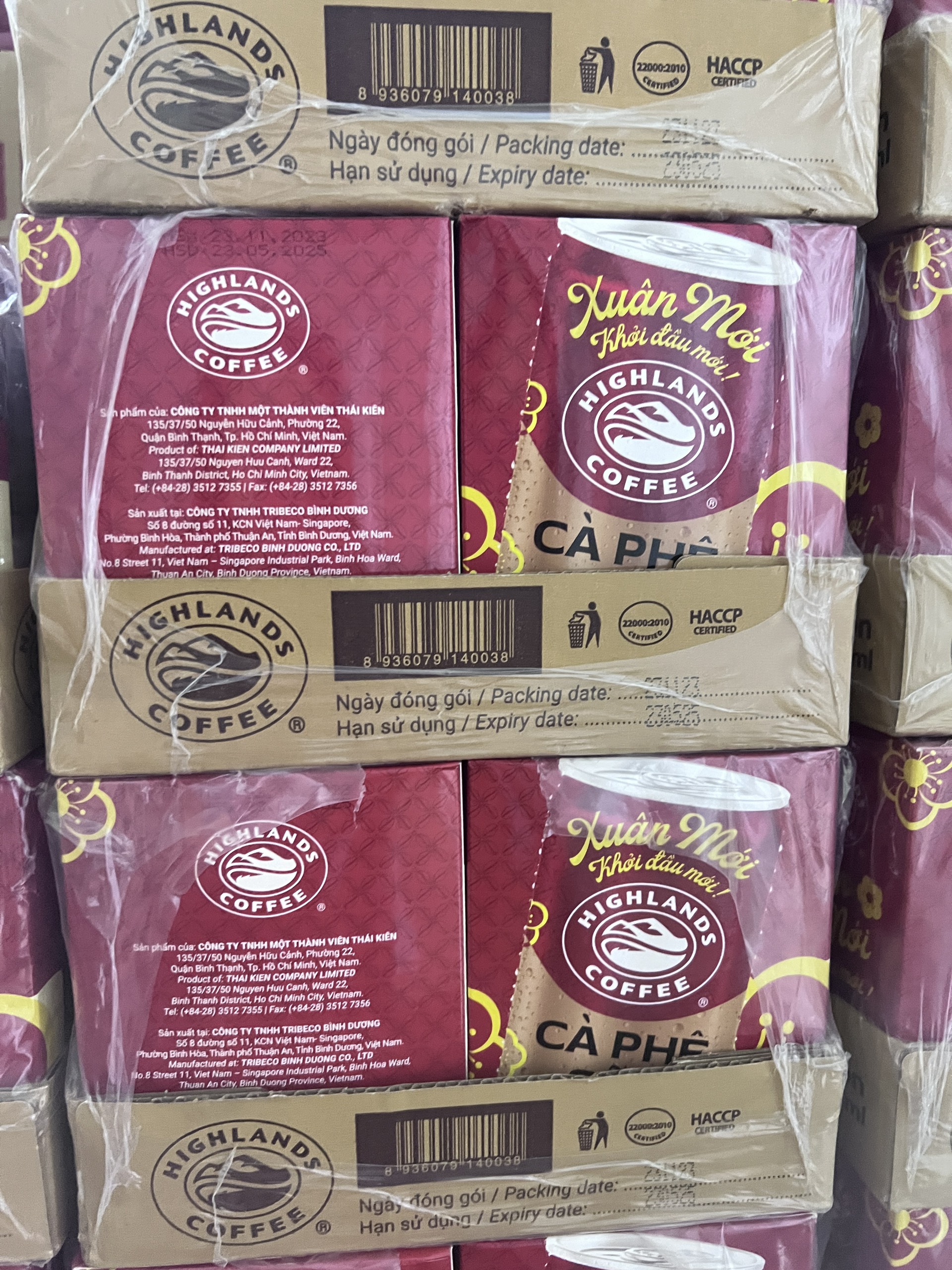 Thùng 24 lon cà phê sữa Highland (mẫu Xuân) Size Lớn 235ml mẫu tết 2025, date mới