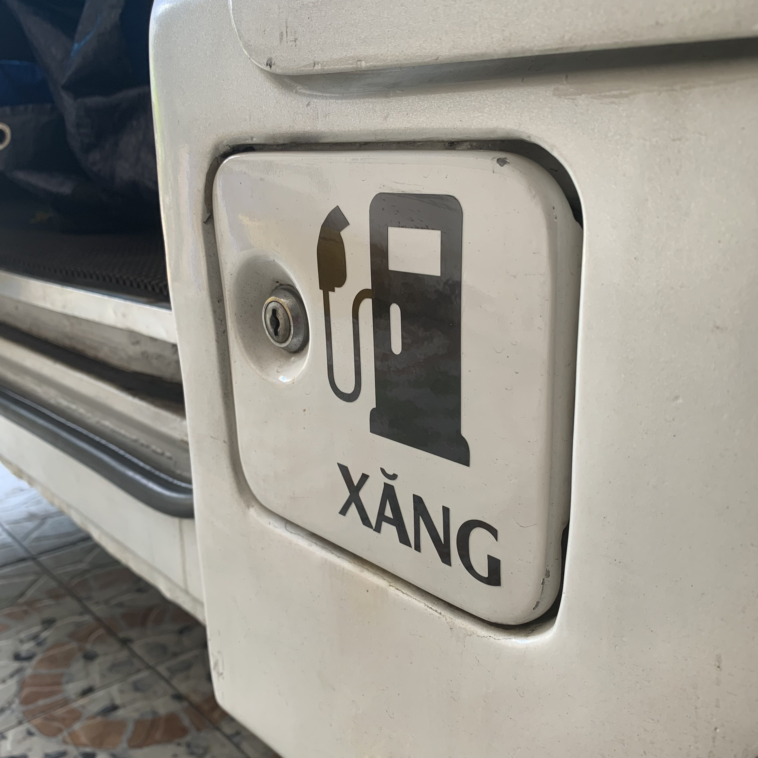 Miếng dán nắp bình xăng, dầu, trang trí xe ô tô