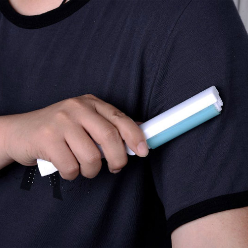 Dụng cụ lăn lấy bụi quần áo tiện dụng