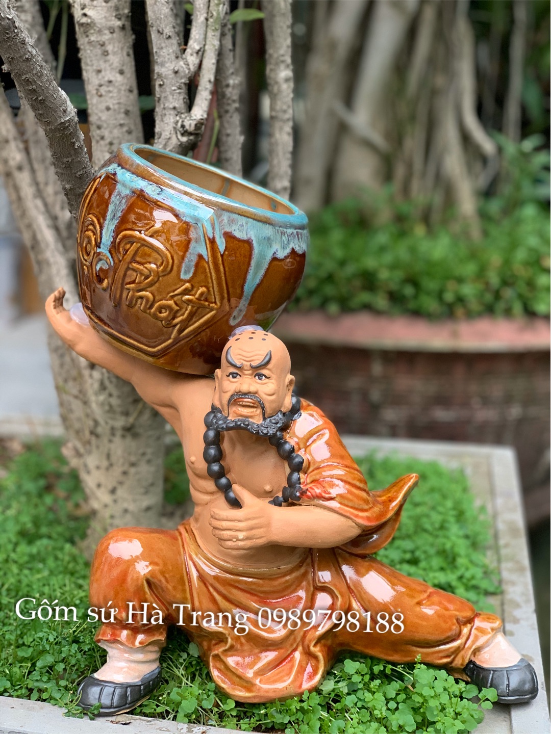 Tượng gốm sứ Bát Tràng vác chậu trồng cây bonsai