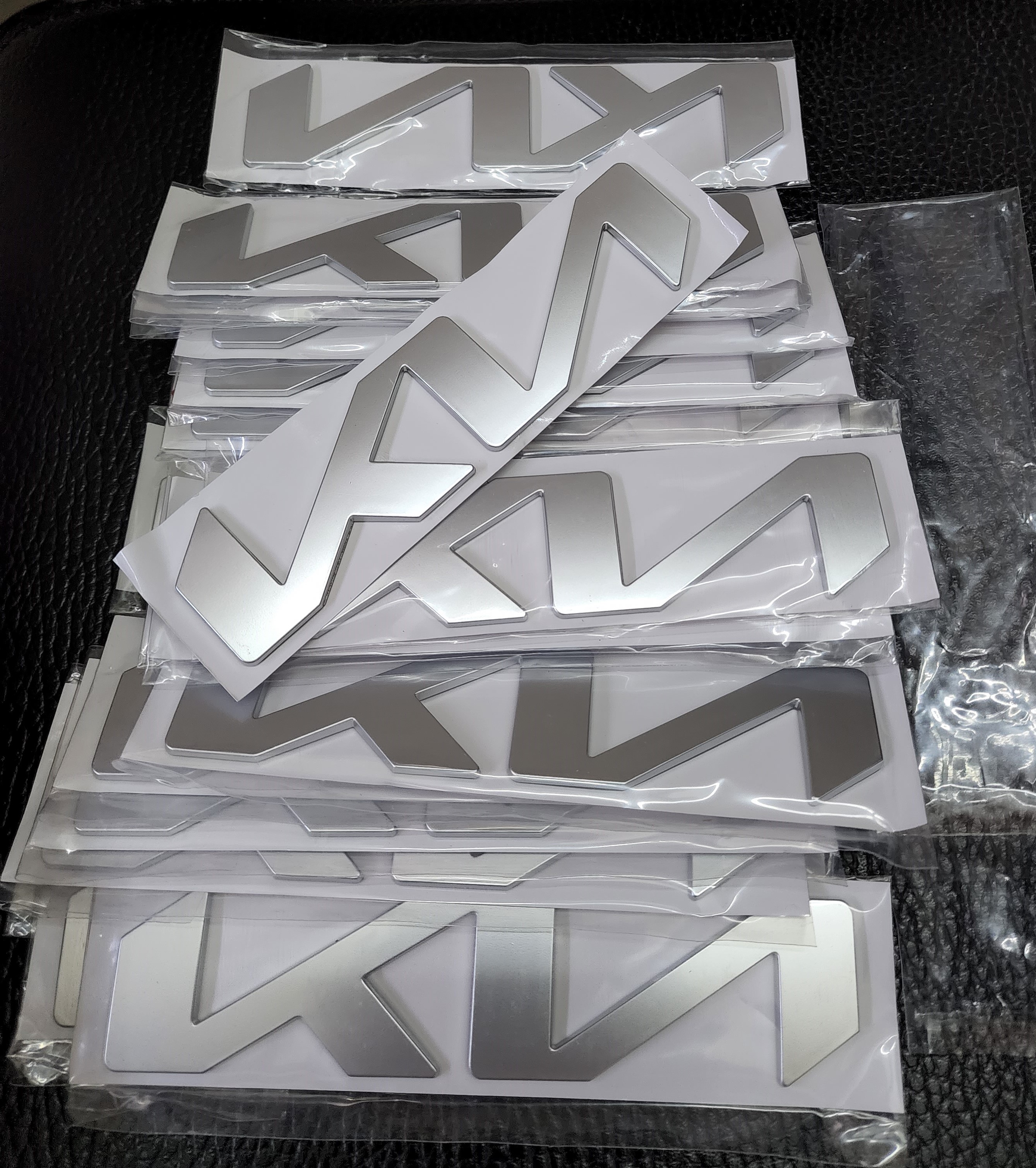 Logo chữ KIA mới 2022 (17x4cm)