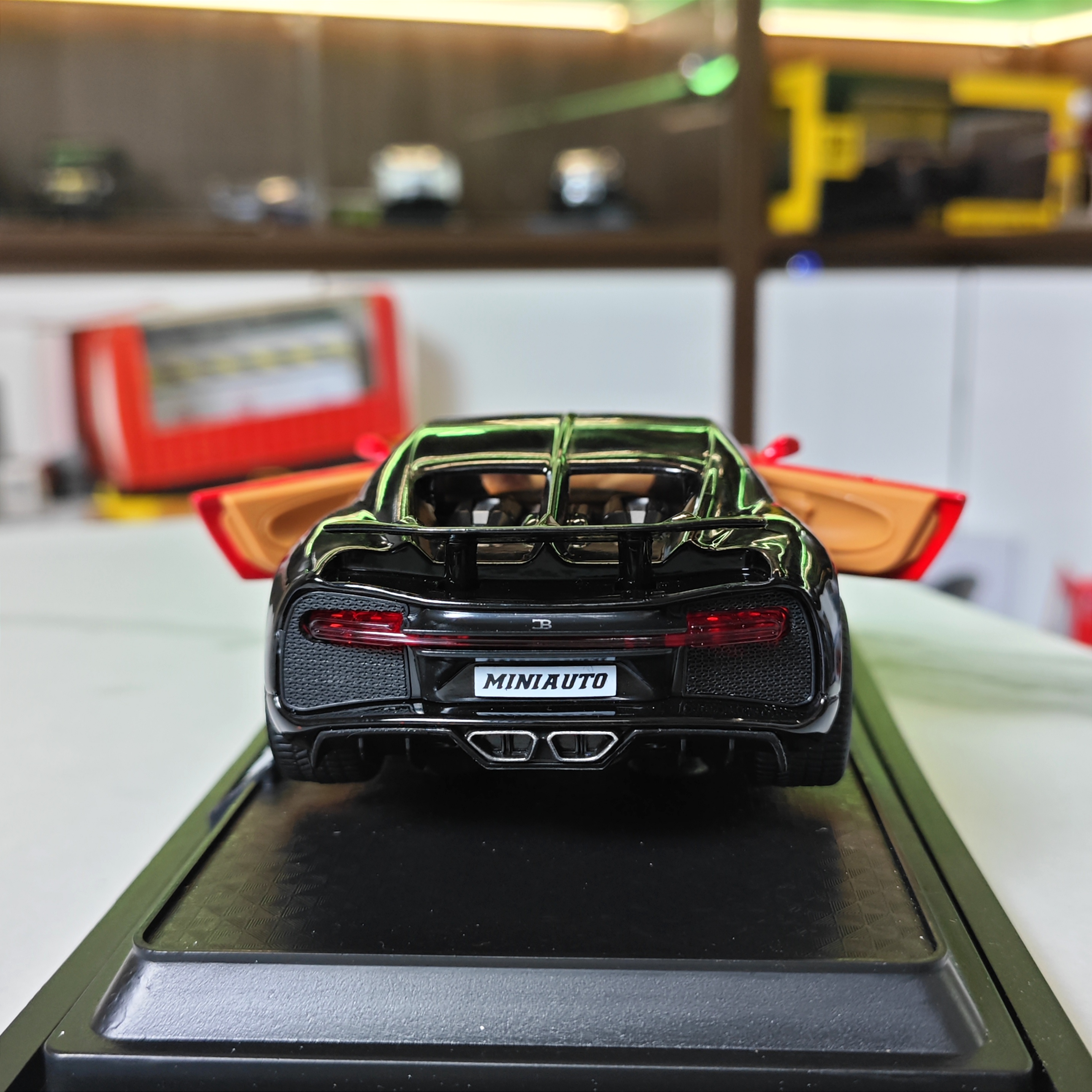 Xe mô hình sắt Bugatti Chiron tỉ lệ 1:32 hãng Miniauto đỏ đen