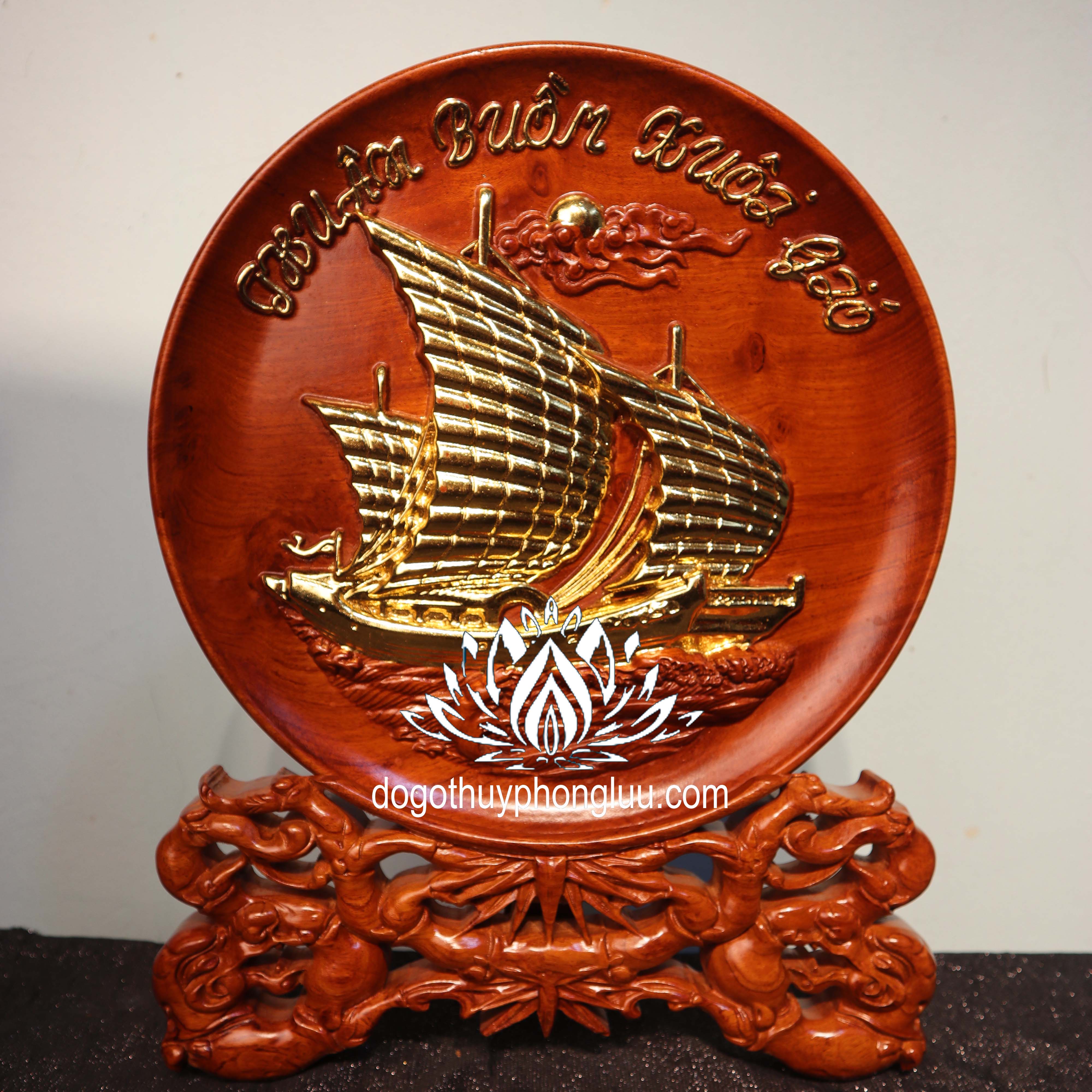 Tranh đĩa tròn thuyền thuận buồm xuối gió gỗ hương đá nguyên khối 3 cỡ đĩa 30,35,40