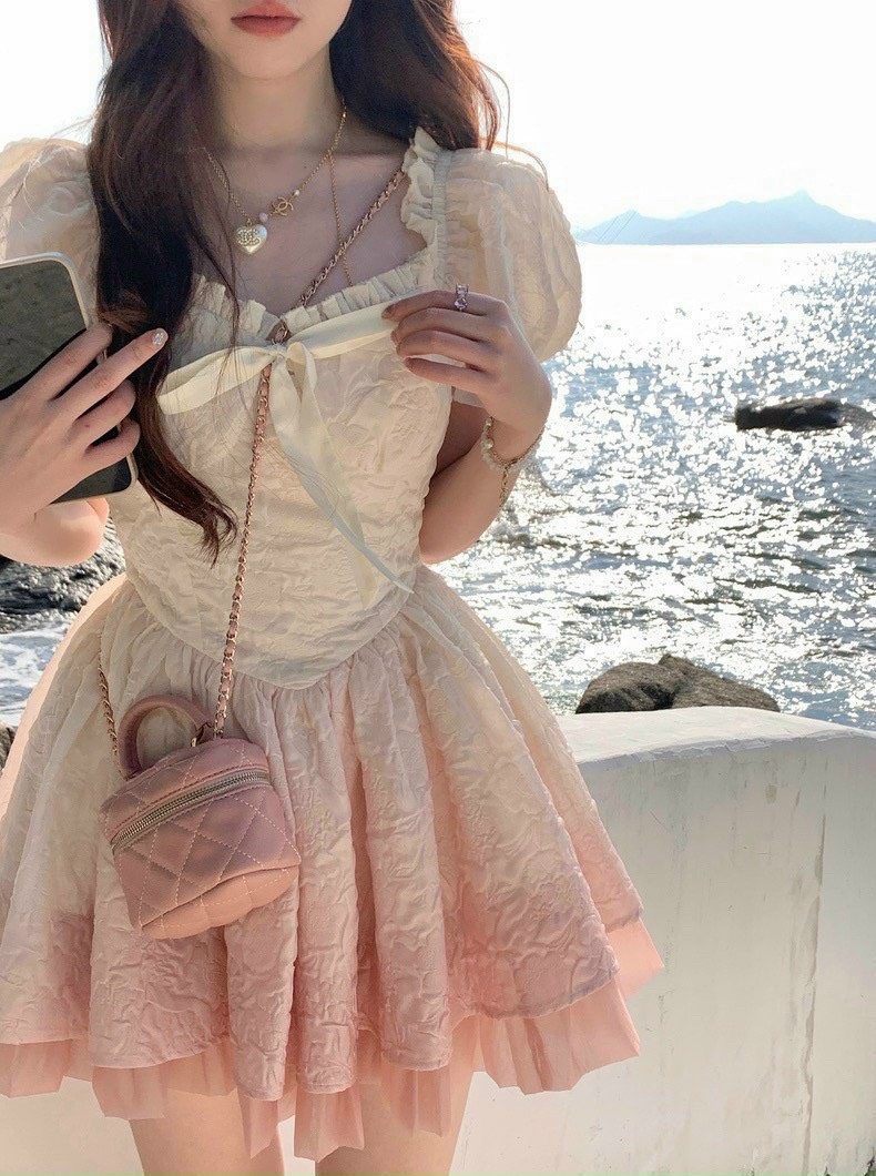 HOÀN TIỀN MAX - Đầm thời trang nữ mặc đi chơi chất gấm xốp phối loang hồng cột nơ voan cổ vuông tay búp váy xoè ngắn