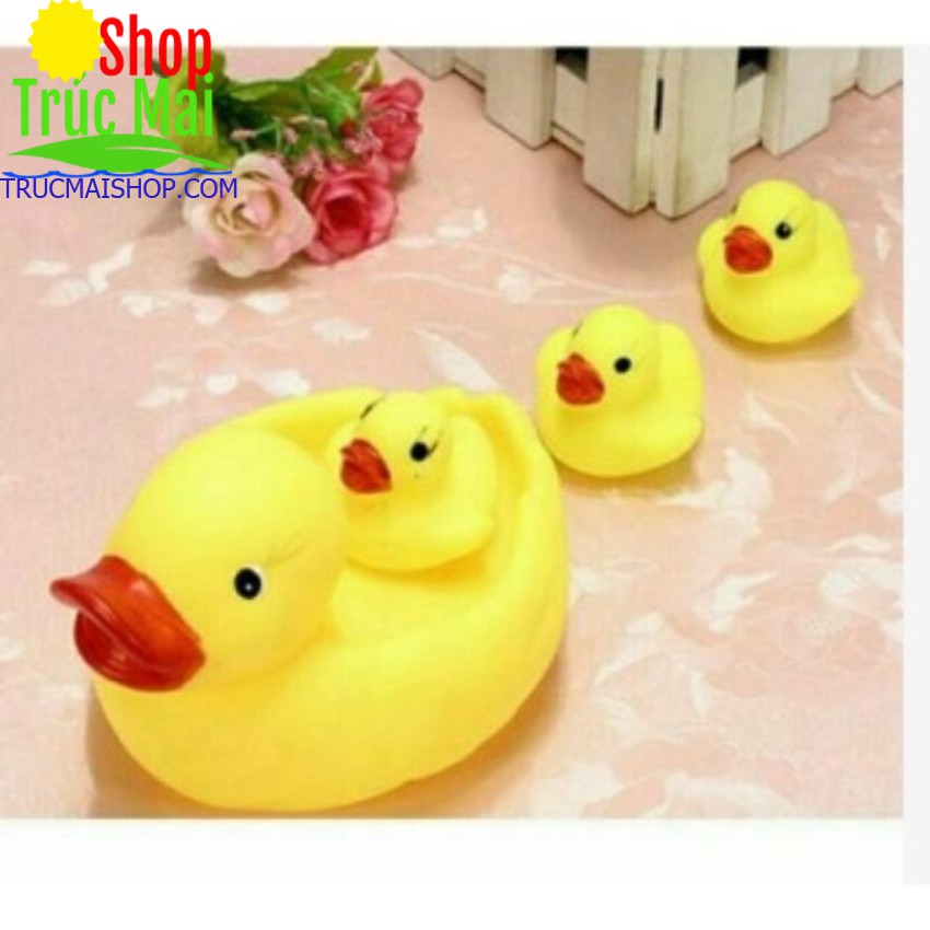 Đàn vịt thả bồn tắm cho bé 1 mẹ 3 con bóp chít chít