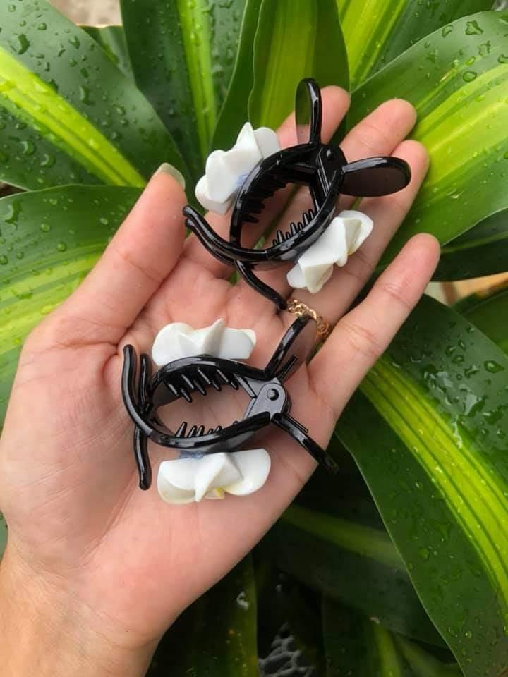 [HCM]Kẹp tóc càng cua 3 răng tròn đính hoa sứ