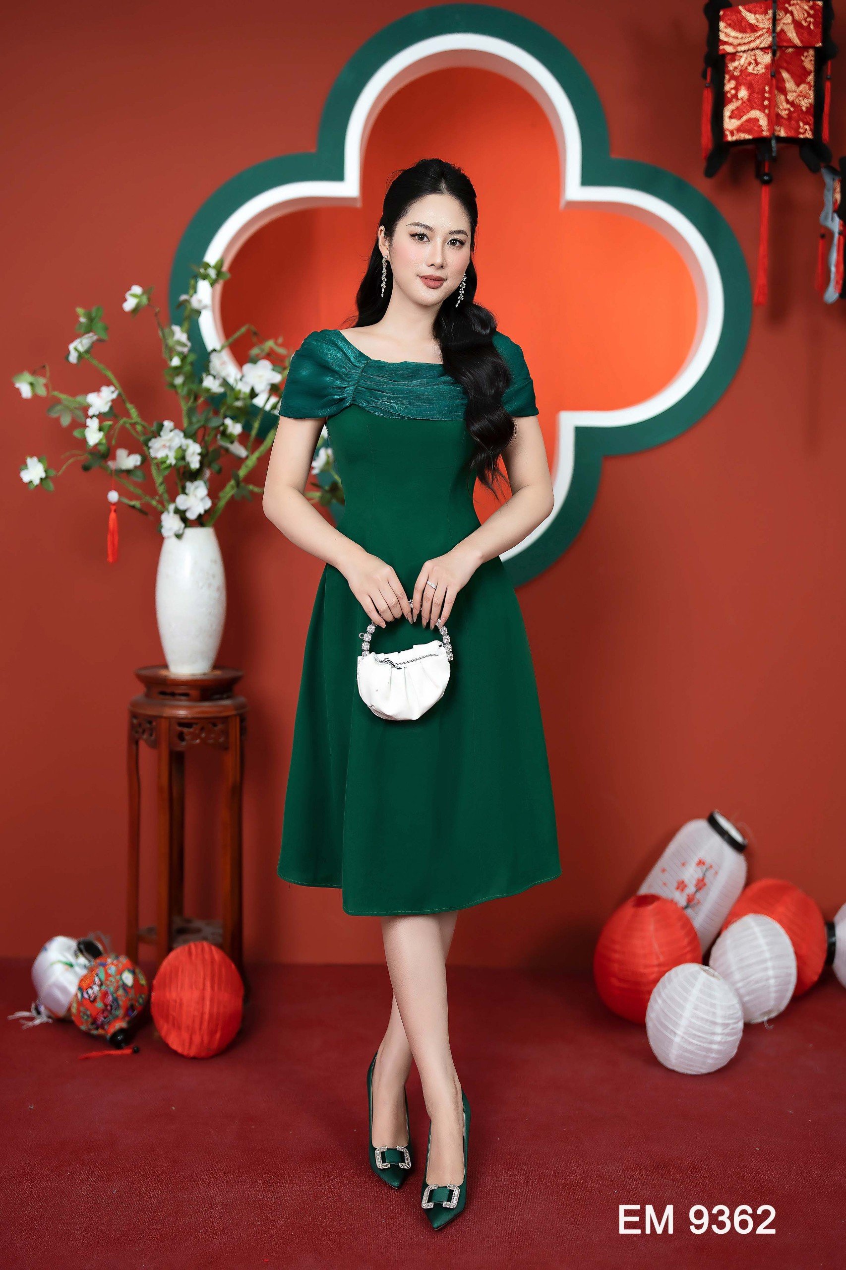 Đầm EMY EM9362 Xoè Xanh Vai Choàng