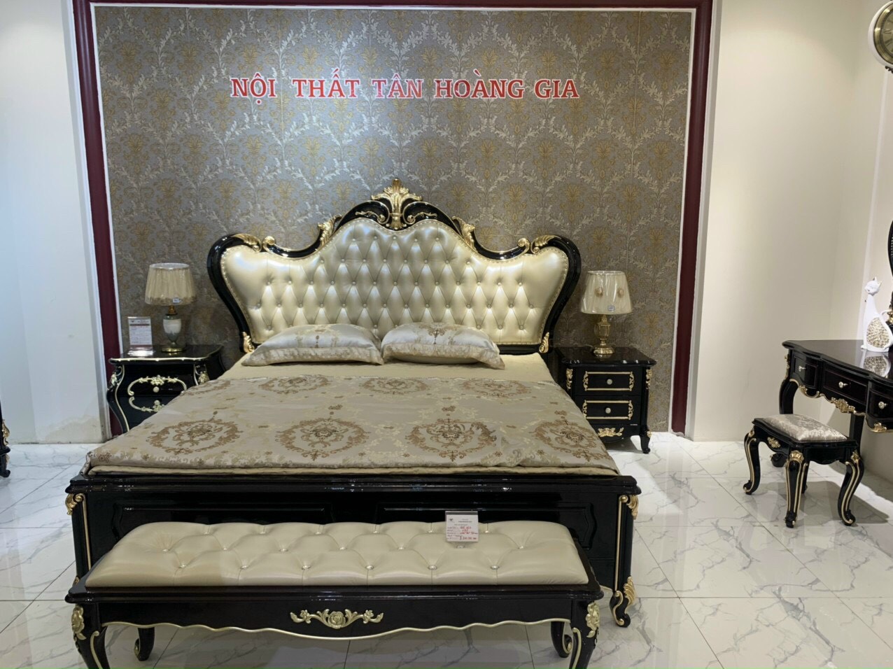 Giường ngủ dát vàng tân cổ điển màu nâu nho g915