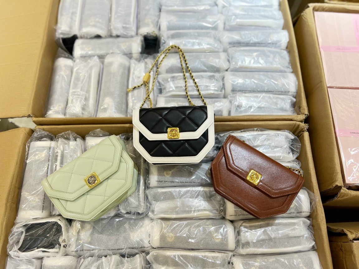 Túi đeo chéo nữ 𝗖𝗞𝟮-𝟮𝟬𝟲𝟳𝟭𝟰𝟬𝟲 Size :20cm*6,5cm*14cm