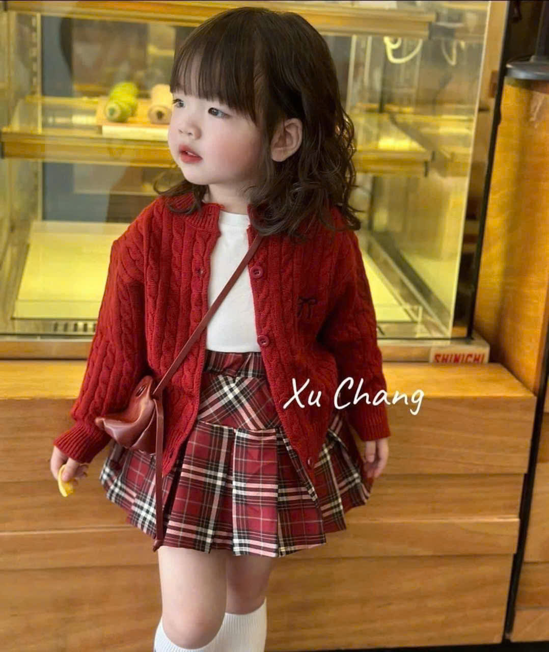 Chân váy xếp ly kẻ đỏ có lớp lót quần cho bé gái xinh xắn