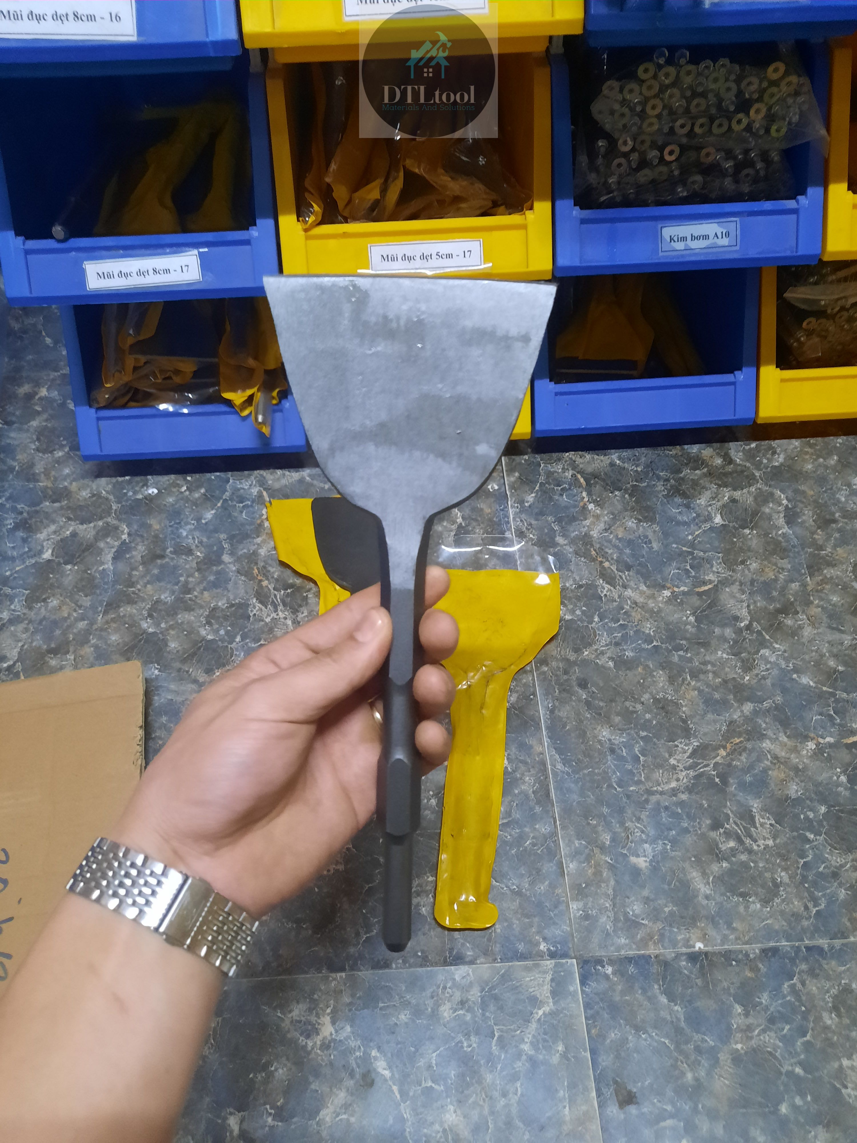 Chisel tip flats 12cm. Dóc plasters, perforated tiles, peel off the mortar rolled background, copper wire cutting-hexagonal head 17. Fitting machine