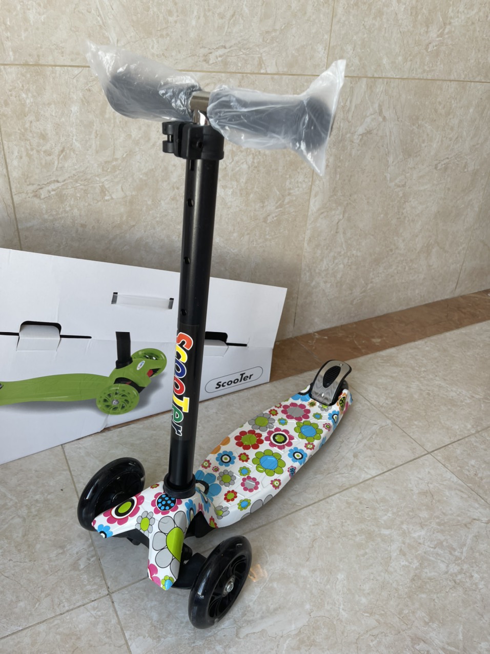 Xe Scooter ba bánh phong cách graffiti cực ngầu