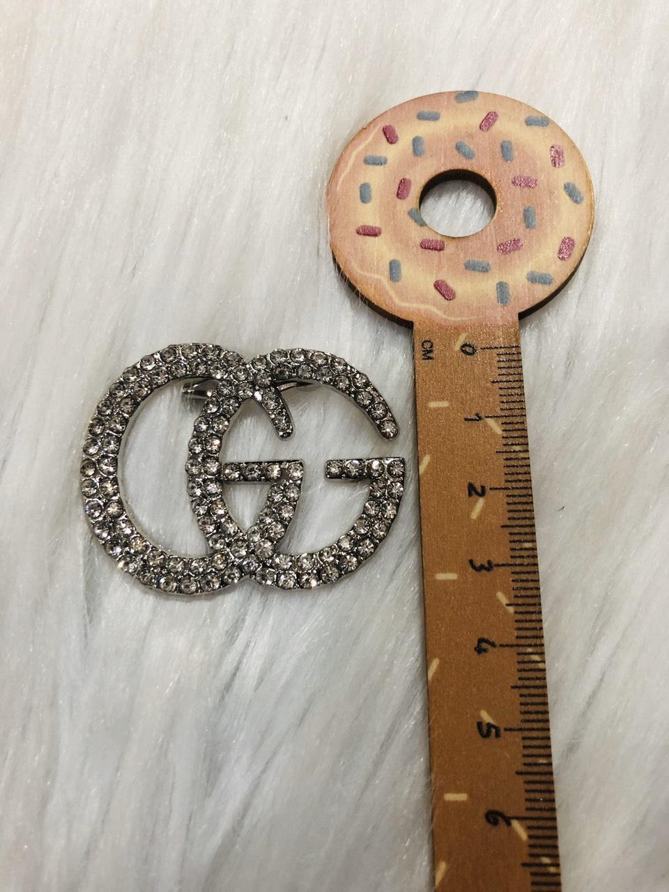 [HCM]Cài áo cho nam  GG đính đá trắng. Size Trung