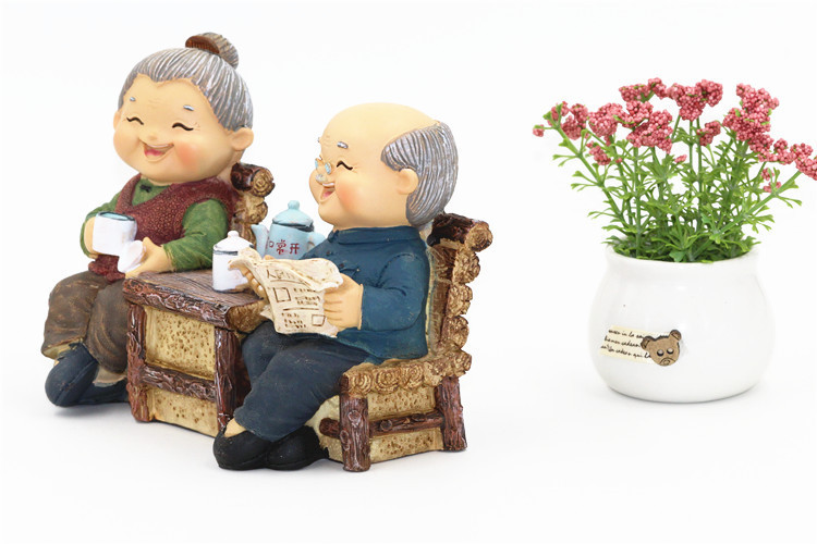 Tượng ông bà hạnh phúc - Đọc báo uống trà