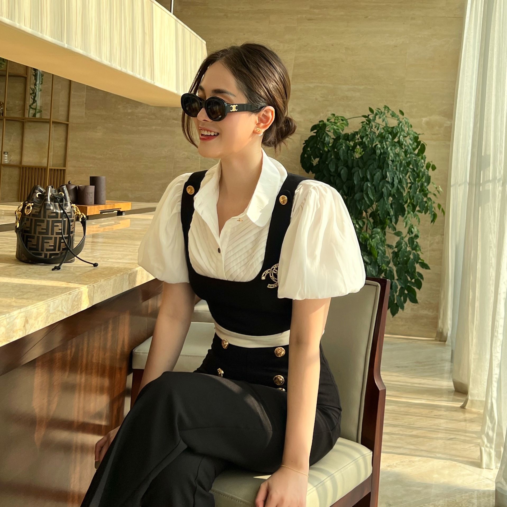 Della Top - Áo kiểu nữ, áo gile croptop dáng ngắn đính khuy vàng đồng tiểu thư, nữ tính màu trắng & đen đi học, đi làm, đi chơi