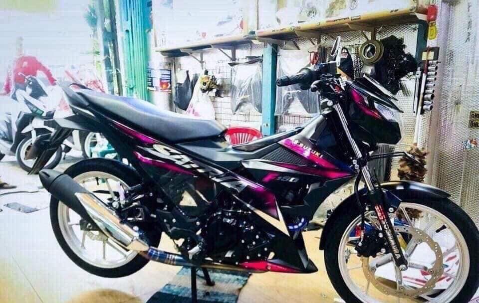 Tem xe satria fi hồng đen crom