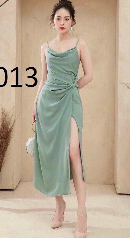 Đầm hai dây cổ đổ xẻ tà bốn màu ( xanh, đen, vàng và trắng )