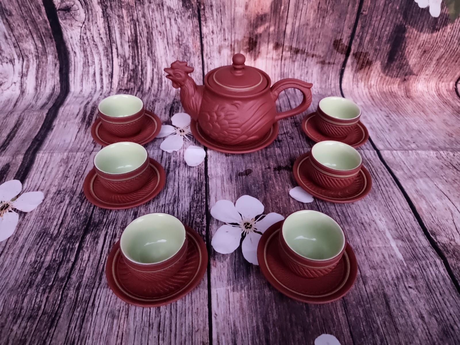 Bộ ấm chén hình gà lạ mắt