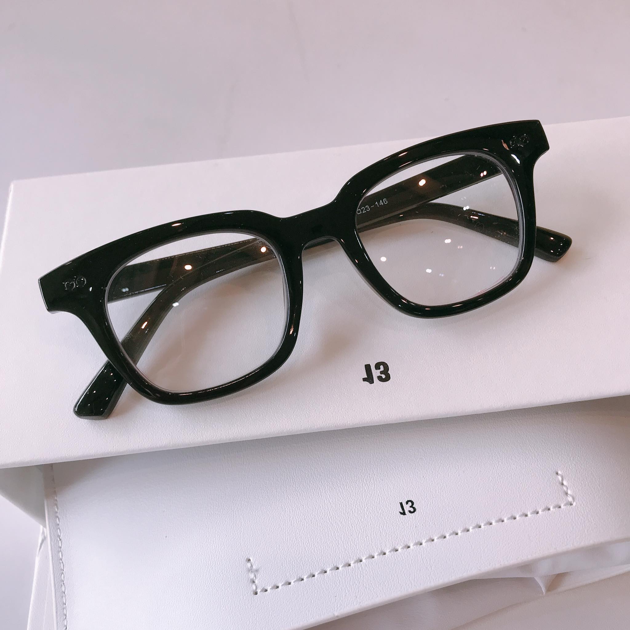 Sunglasses for Men and Women with Round, Wide Eyes in the Style of a Fortune-Teller