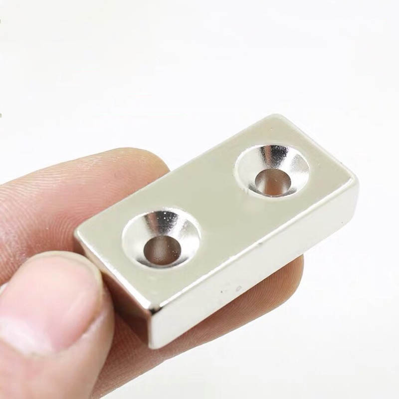 Nam châm đất hiếm 2 lỗ vít 40x20x10mm