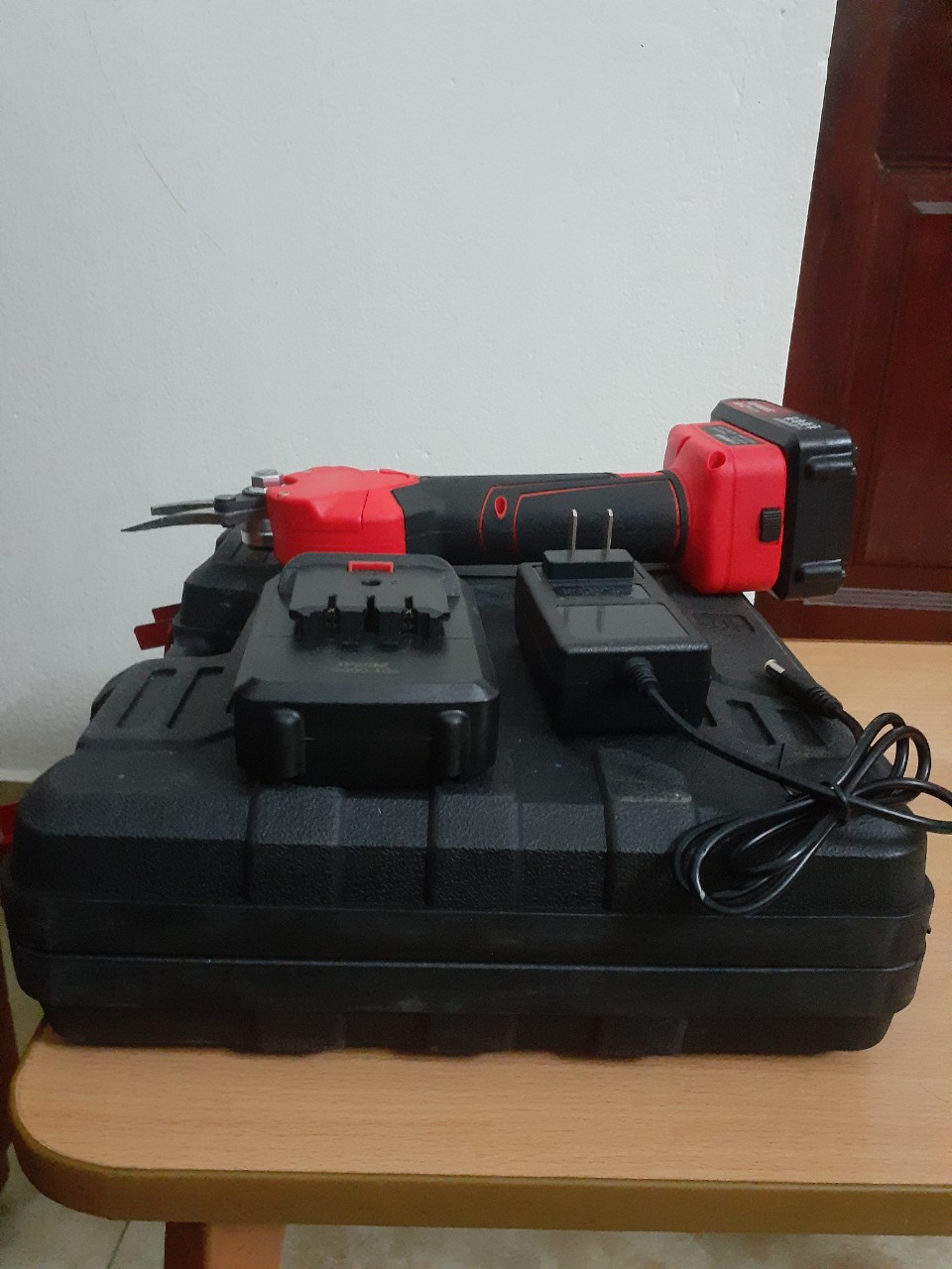 Kéo điện cắt cành cây dùng pin 21V
