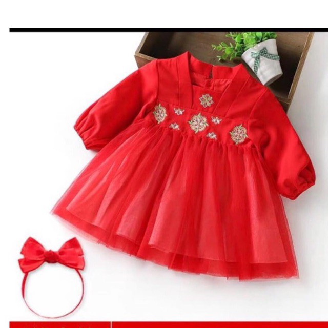 Váy đỏ gấm ren thêu hoa kiểu hàn