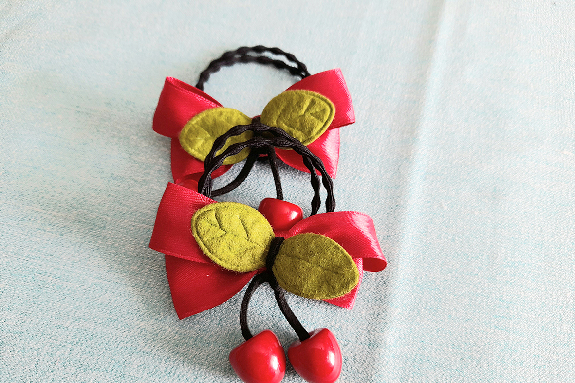 cột nơ tóc màu đỏ quả cherry