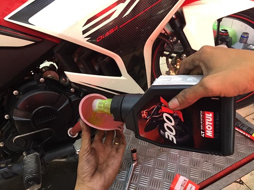 Nhớt Motul 300V nhập khẩu Pháp tem 3 lớp