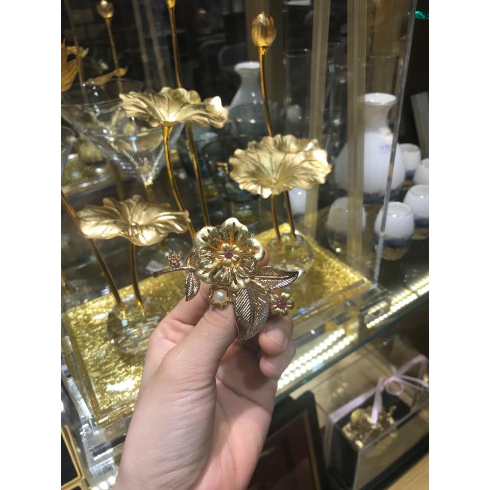 Gold inlaid corsage flower
