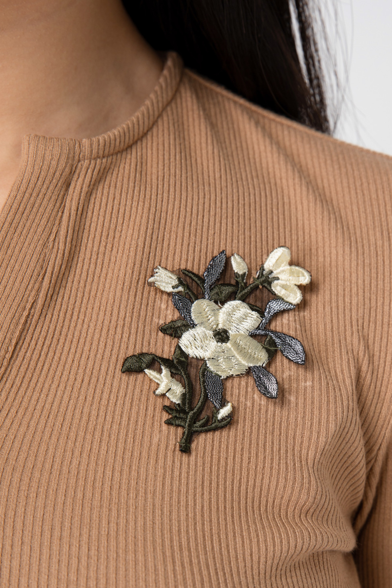 Áo thun gân nữ thêu hoa IVY moda MS 58M5831