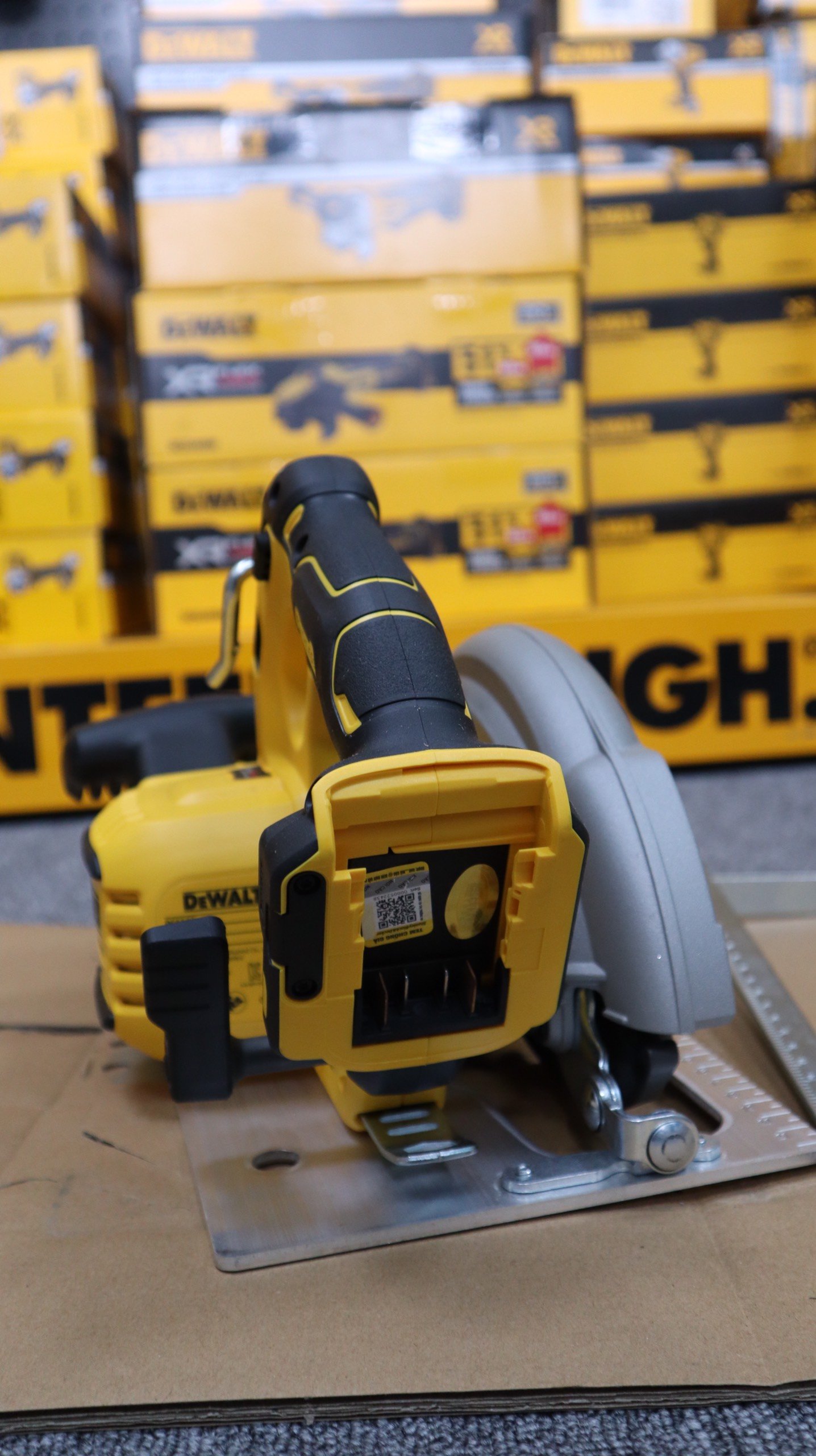 MÁY CƯA ĐĨA CẦM TAY 185mm 20V/60V FLEXVOLT DEWALT DCS573N (Chưa Pin & Sạc)