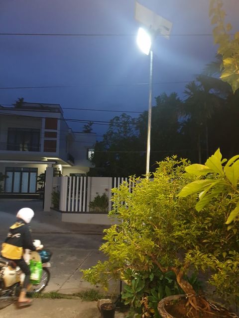 [HCM]Đèn pha năng lượng mặt trời 300W