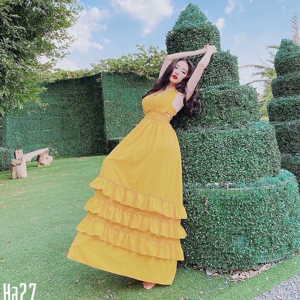 Maxi cổ yếm bèo tầng màu vàng đậm