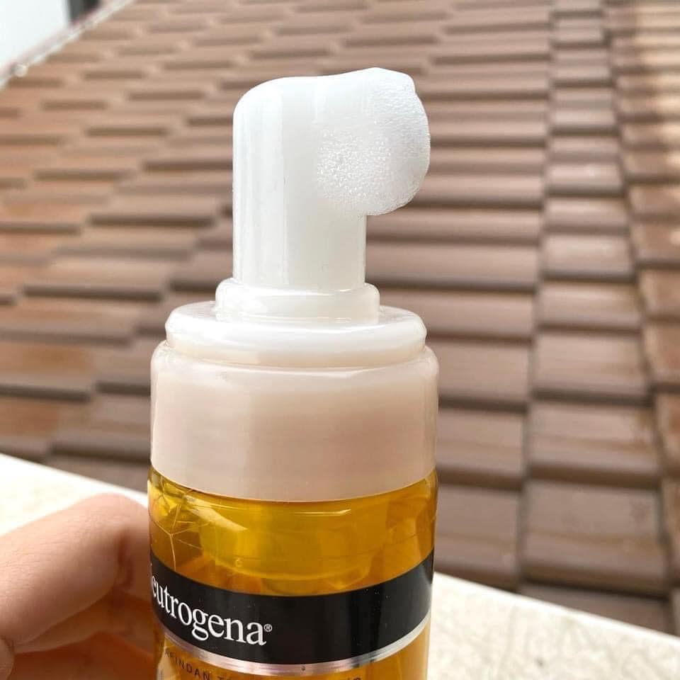 Sữa rửa mặt tạo bọt tinh nghệ Neutrogena Curcuma