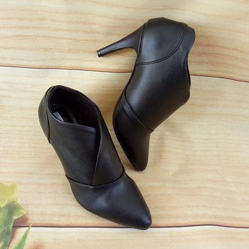 Giày boot nữ ROSATA gót nhọn 7cm kiểu dáng RO35