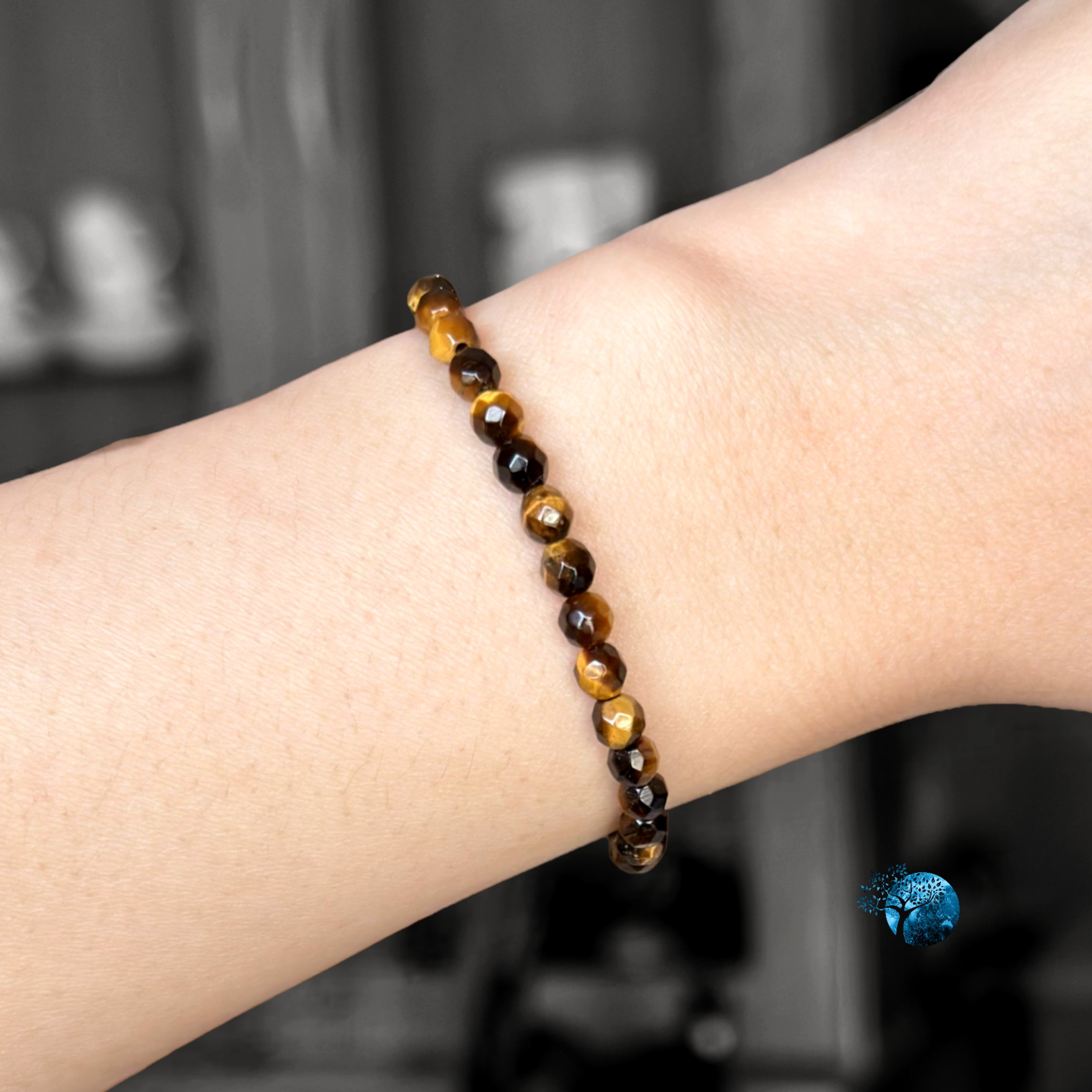 Vòng tay đá mắt hổ cắt giác 3.5mm ~ 4mm