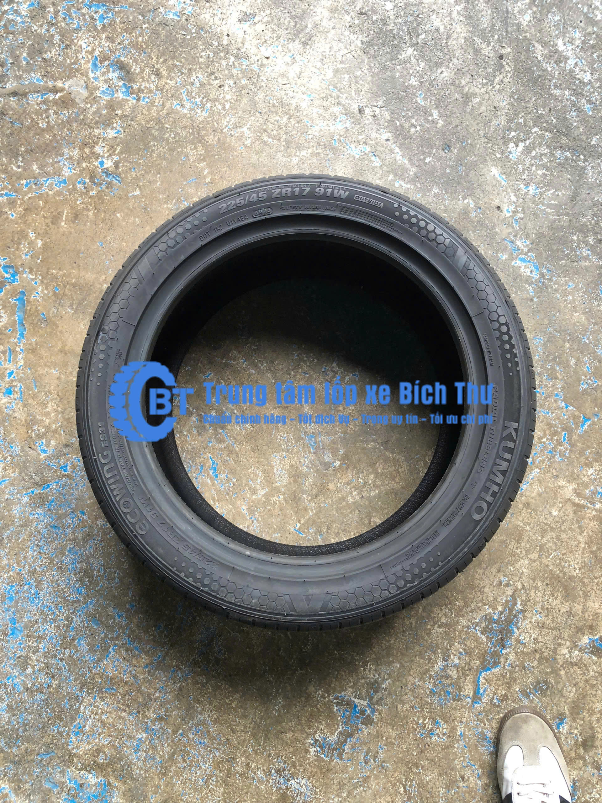 Tire. 225/45R17 ES31