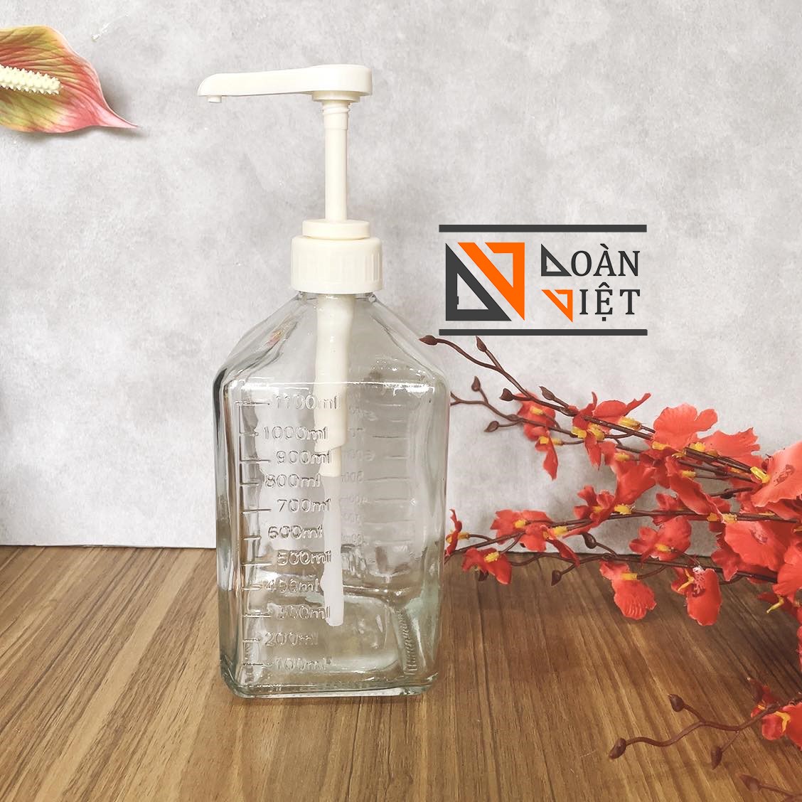 Chai/ bình đựng nước đường, nước sốt bằng thuỷ tinh kèm vòi pumd nhựa pp dày . dung tích 1100ml - dụng cụ pha chế