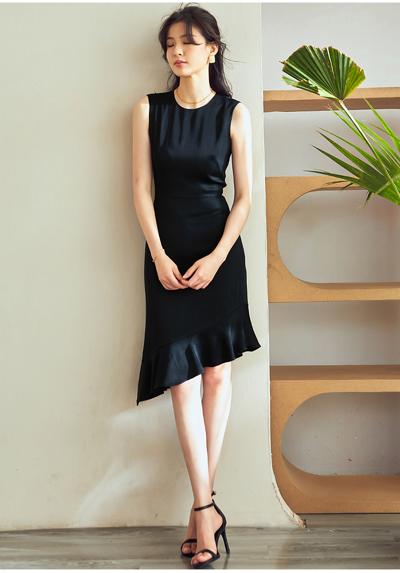 Đầm đen trơn cổ tròn dáng xéo không tay