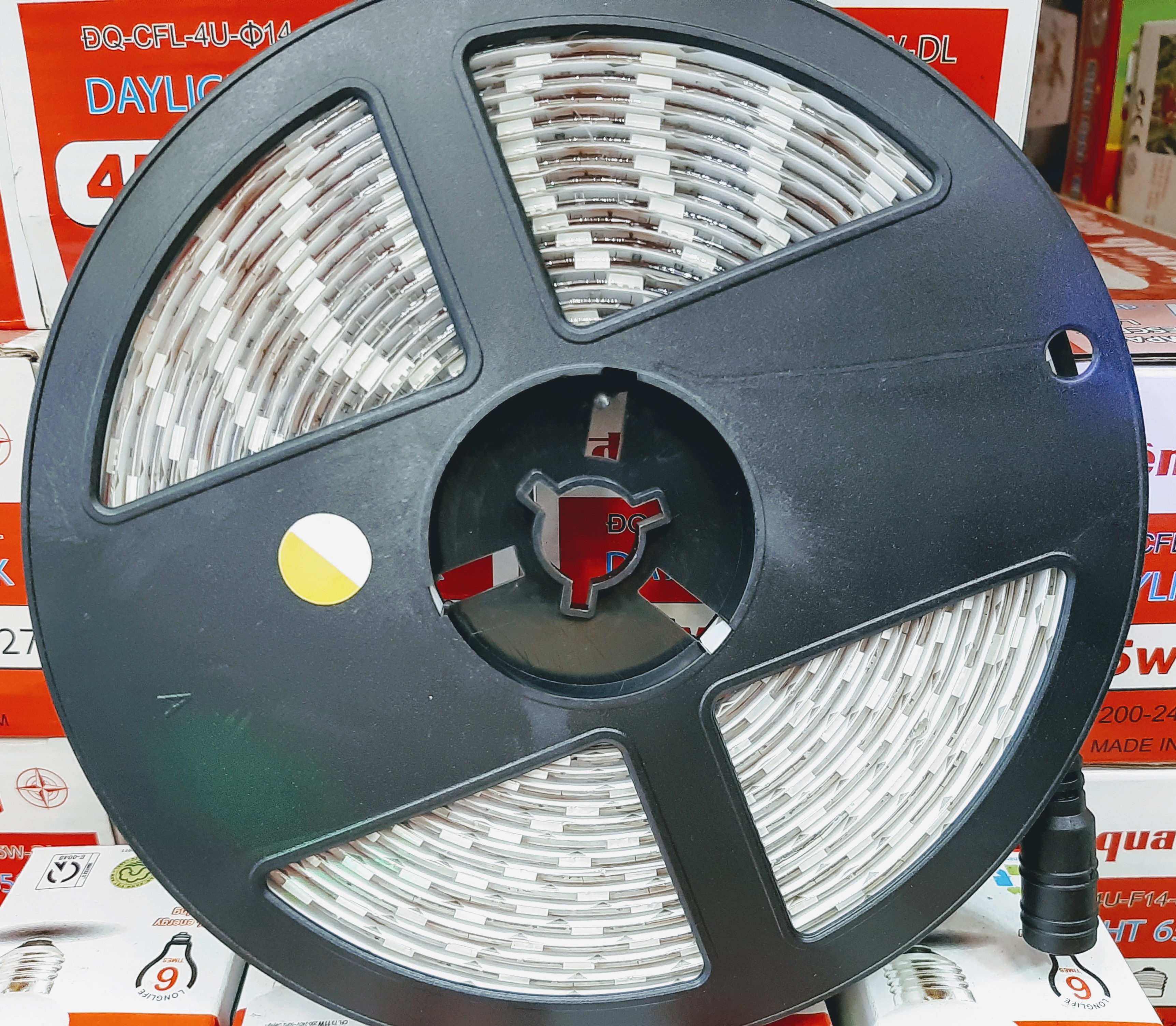 Cuộn Led Dây Dán Màu Vàng 5m 12V 5050 Phủ Silicon Chống Nước