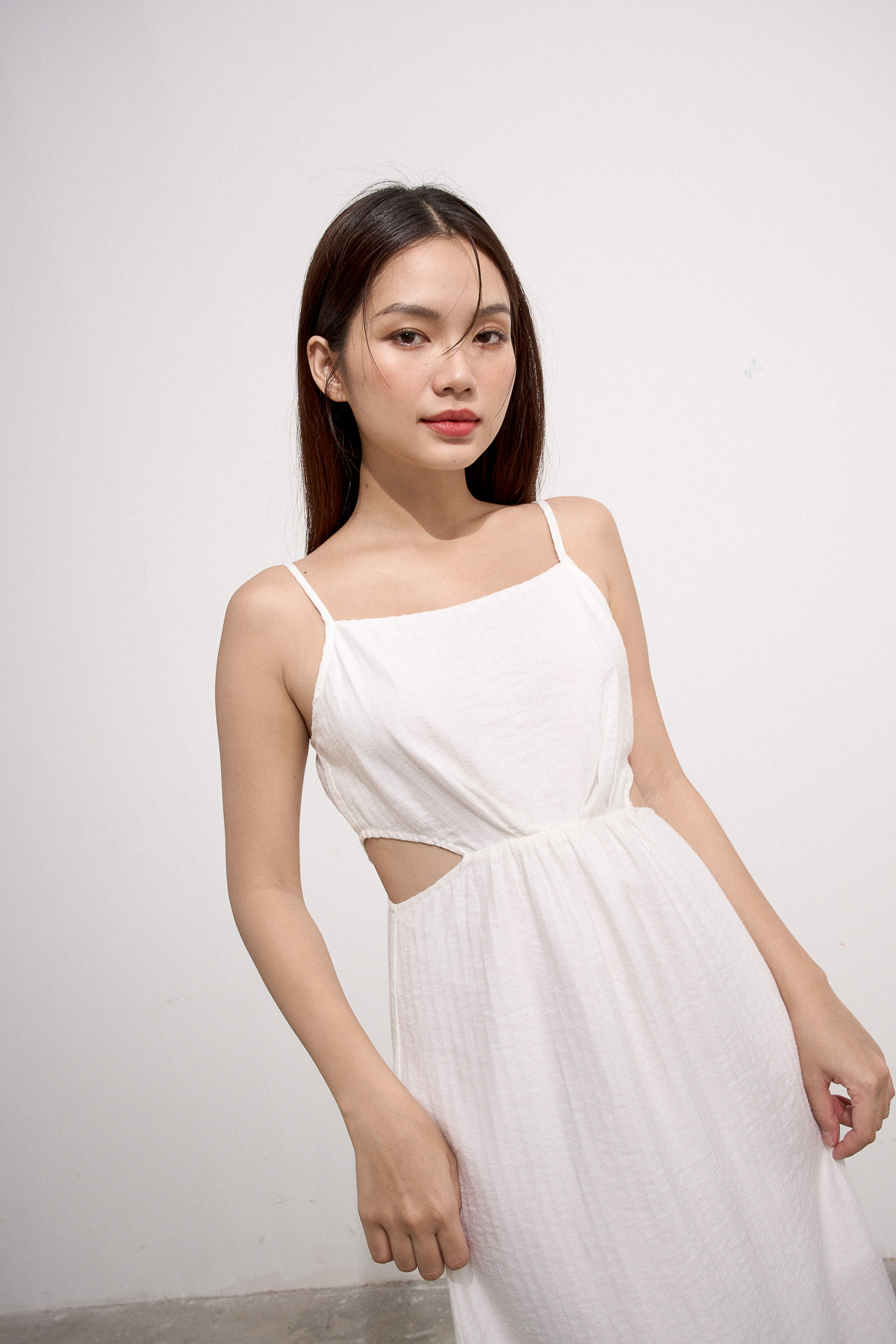 Đầm Maybi midi ôm linen 2 dây cut-out eo