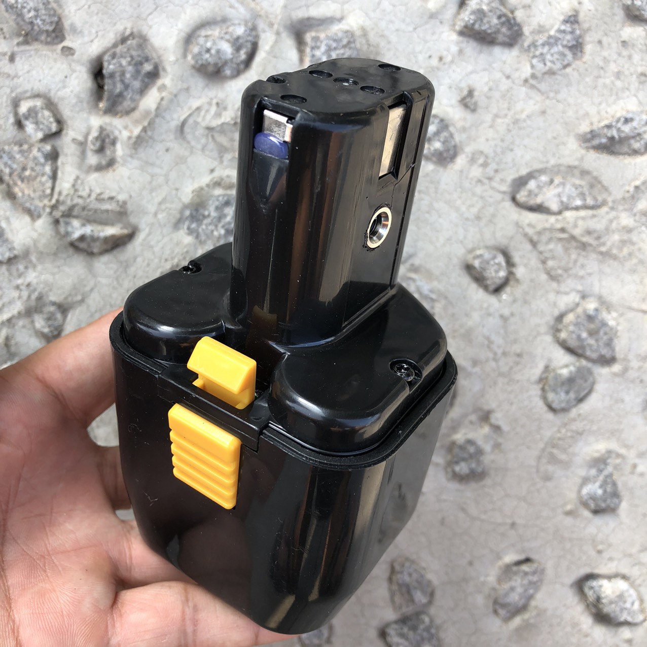 [NPS] Pin máy khoan Hitachi. 12V 6 cell (có kèm củ sạc 12V)