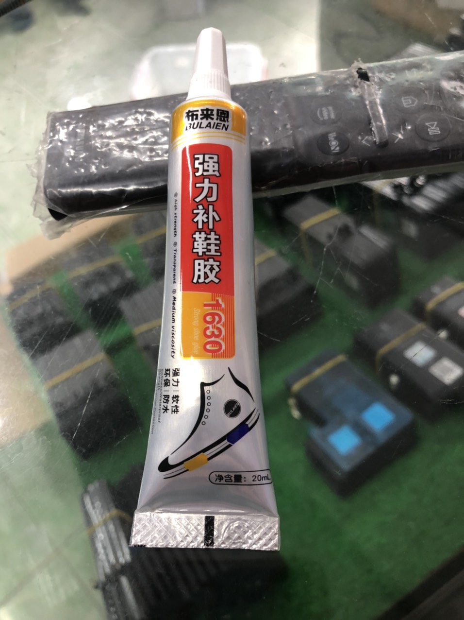 Keo 1630 dán giày, da, đá, kim loại, gỗ, gốm, nhựa, giấy..