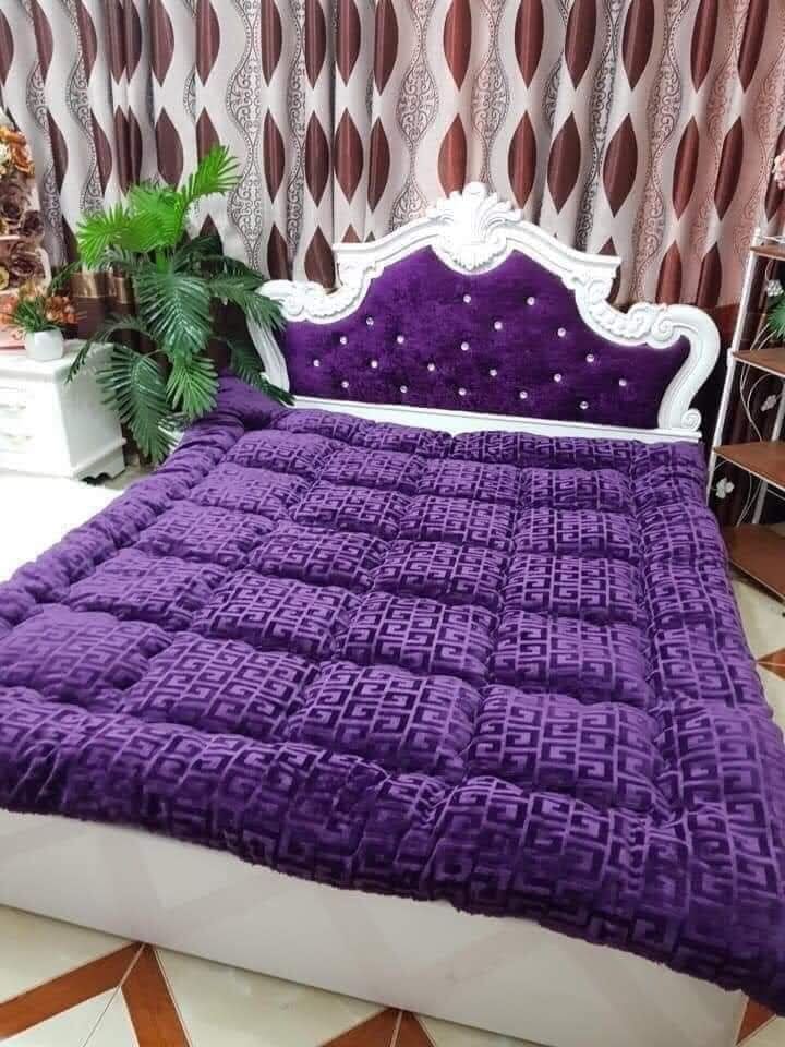 Chăn Lông Cừu Chữ Vạn Cho Ngày Lạnh