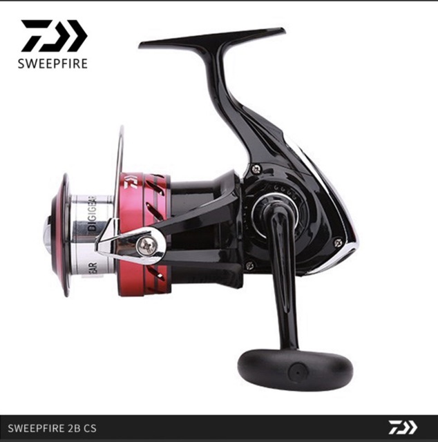 Máy câu cá Daiwa sweepfire 2B-CS màu đỏ đen