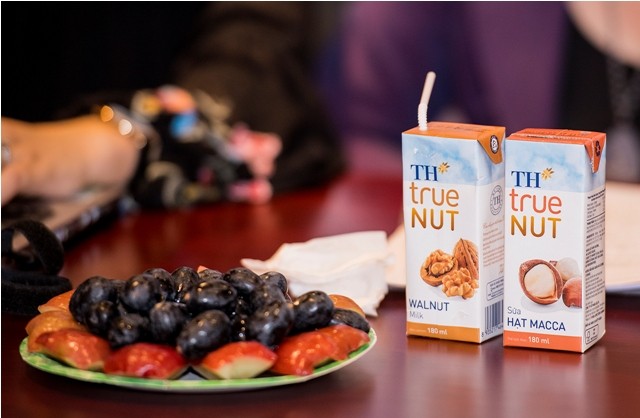 TH True Nut Sữa Hạt (Hạnh Nhân, Óc Chó, Mắc Ca, Hạt & Gấc, Hạt & Nghệ) Lốc 4 Hộp 180ml
